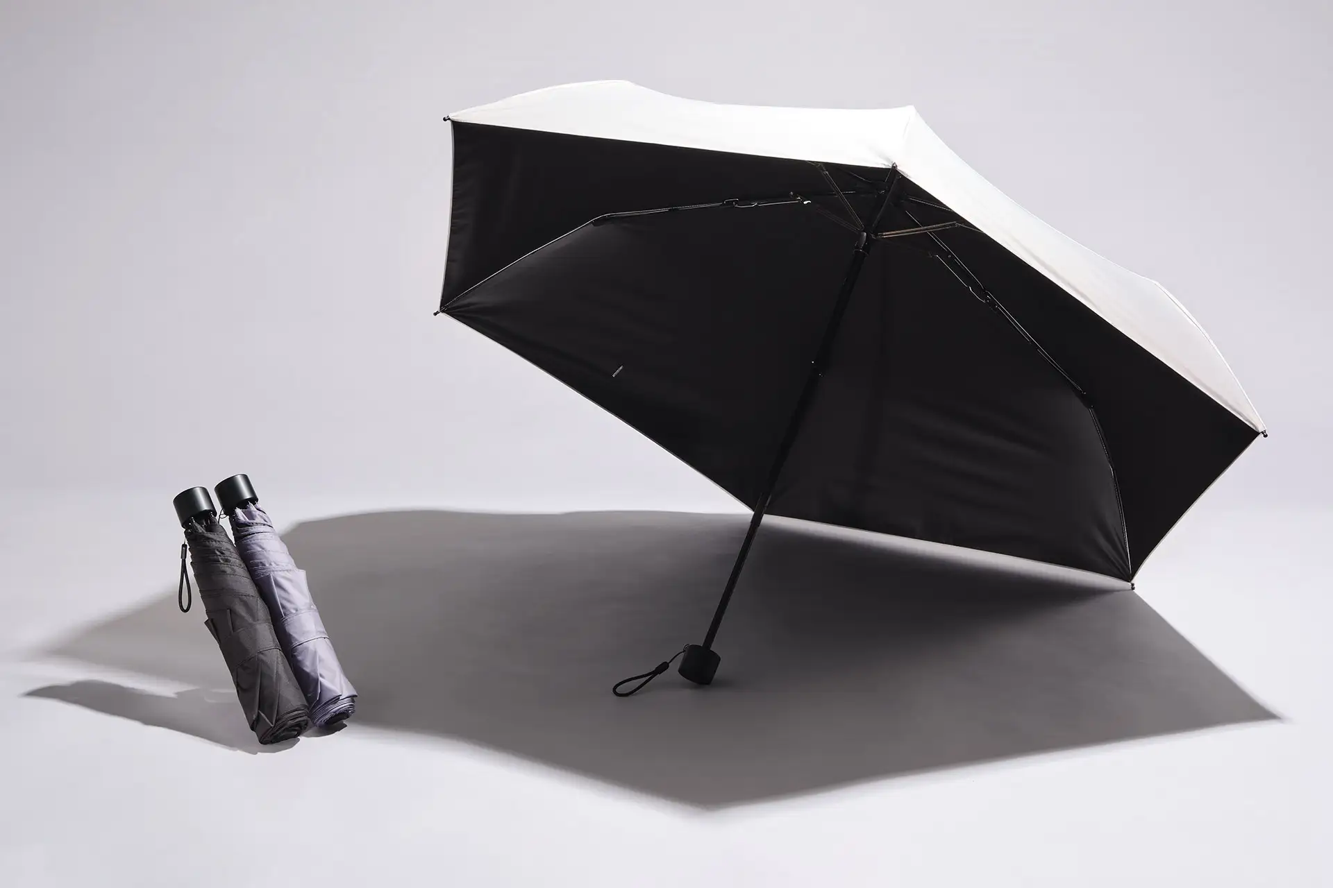 Waterfront®のユニセックスライン「LESS IS MORE」に昨年早期完売の全天候折りたたみ傘に今年らしい新色が登場！